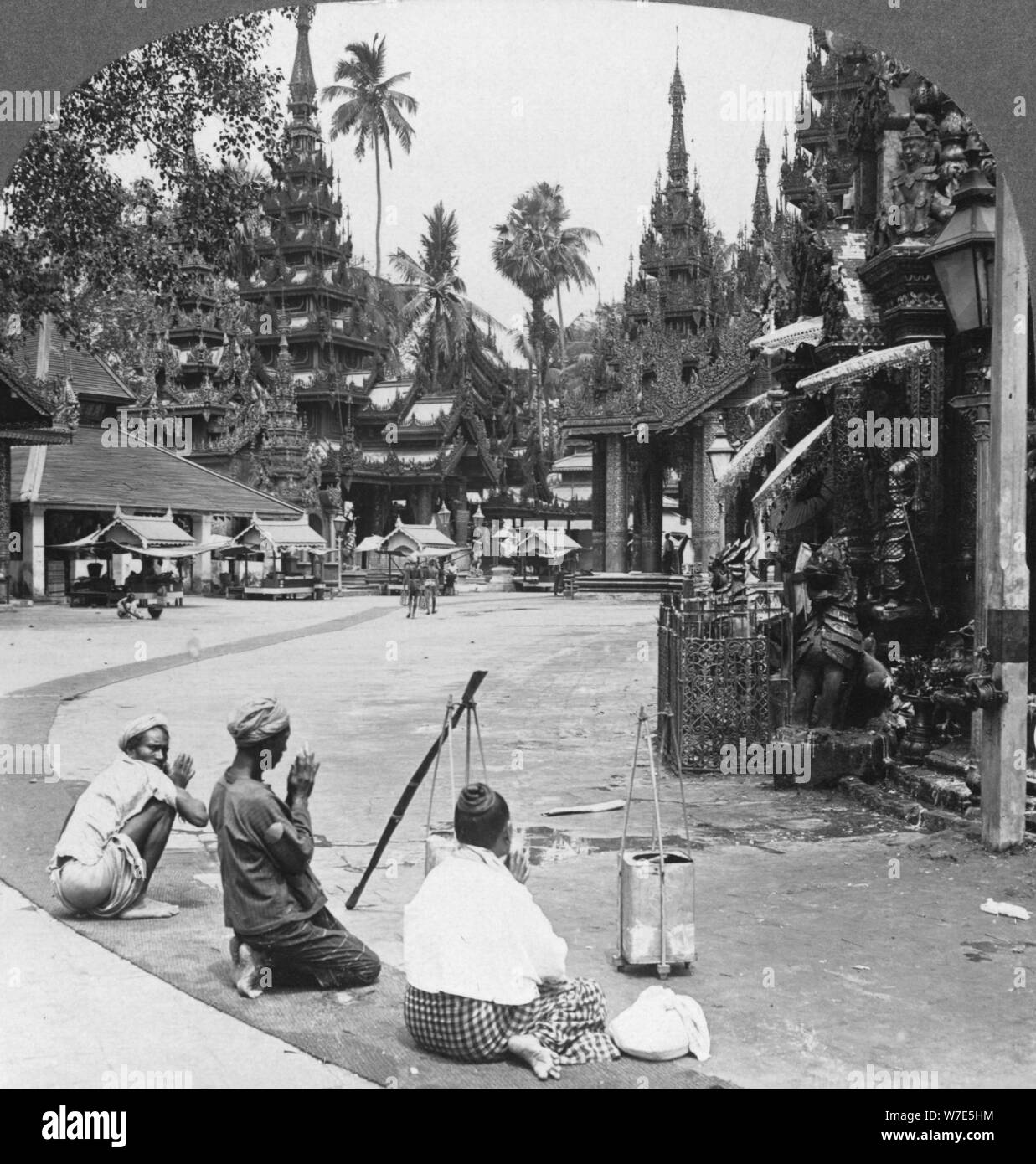 In adorazione davanti a un idolo, Shwedagon pagoda, Rangoon, Birmania, 1908. Artista: Stereo Travel Co Foto Stock