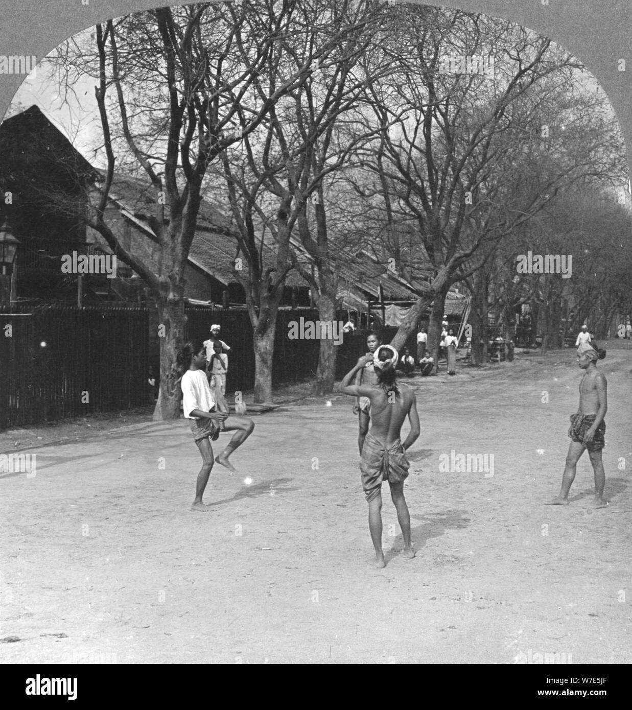 Nativo di una palla in gioco la Birmania, 1908. Artista: Stereo Travel Co Foto Stock