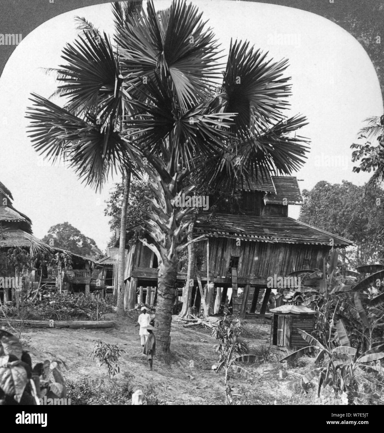 Casa nativa costruito su palafitte, Bhamo, Birmania, 1908. Artista: Stereo Travel Co Foto Stock