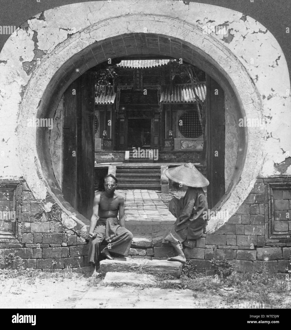 Curioso gateway, entrata a un Joss House, Bhamo, Birmania, 1908. Artista: Stereo Travel Co Foto Stock