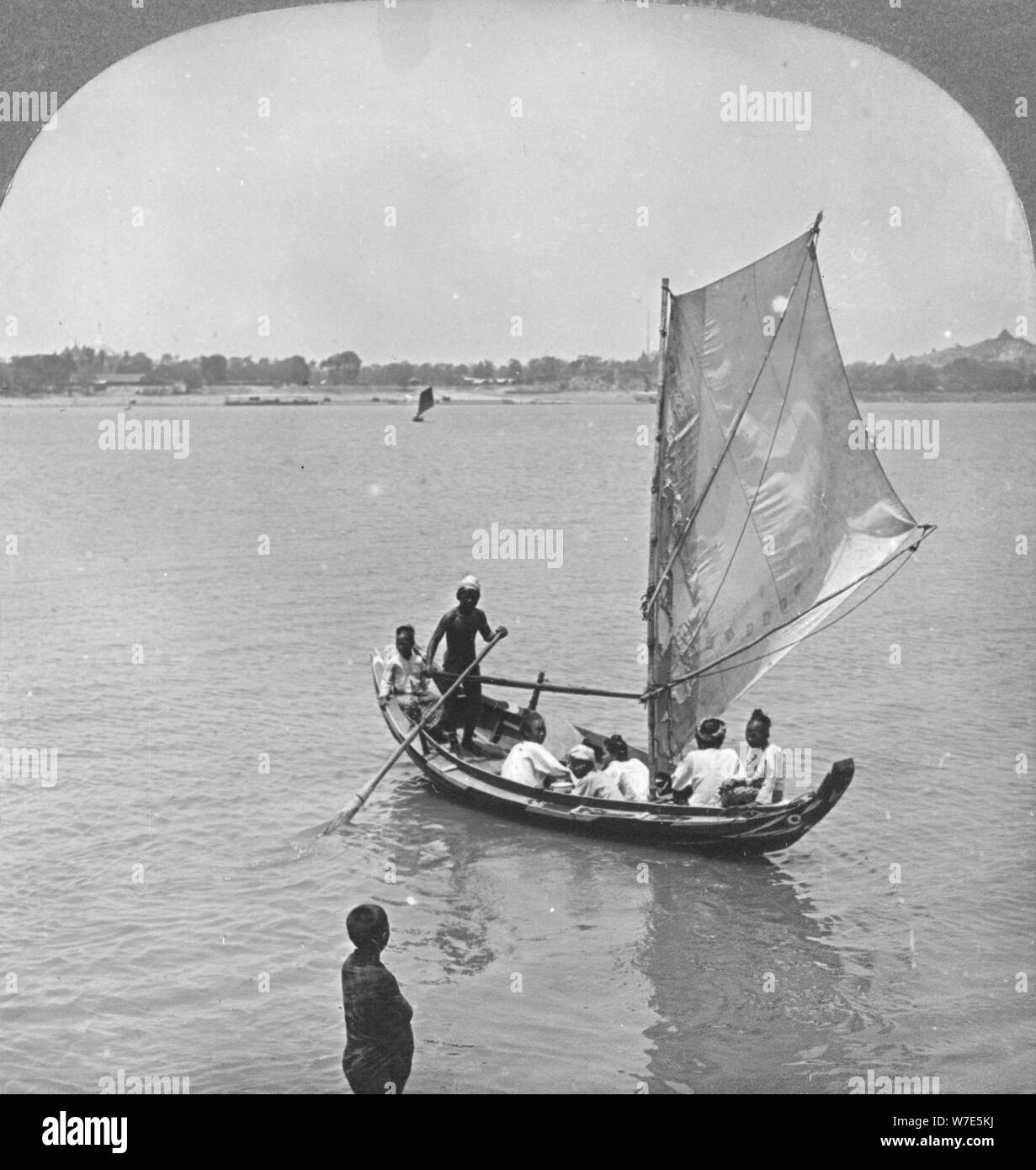 Una barca a vela sul fiume Irawaddy, Birmania, 1908. Artista: Stereo Travel Co Foto Stock