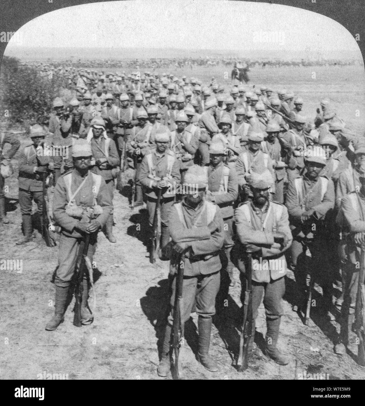 La brigata di protezioni in marzo a Kroonstadt, Sud Africa, guerra boera, 1900. Artista: Underwood & Underwood Foto Stock