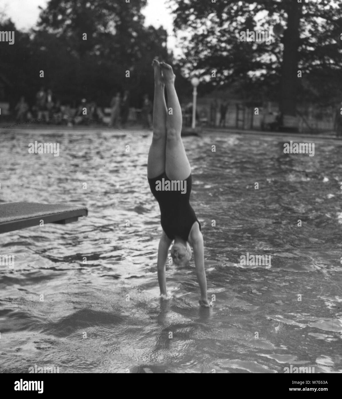 Donna immersioni in piscina, xx secolo. Artista: sconosciuto Foto Stock