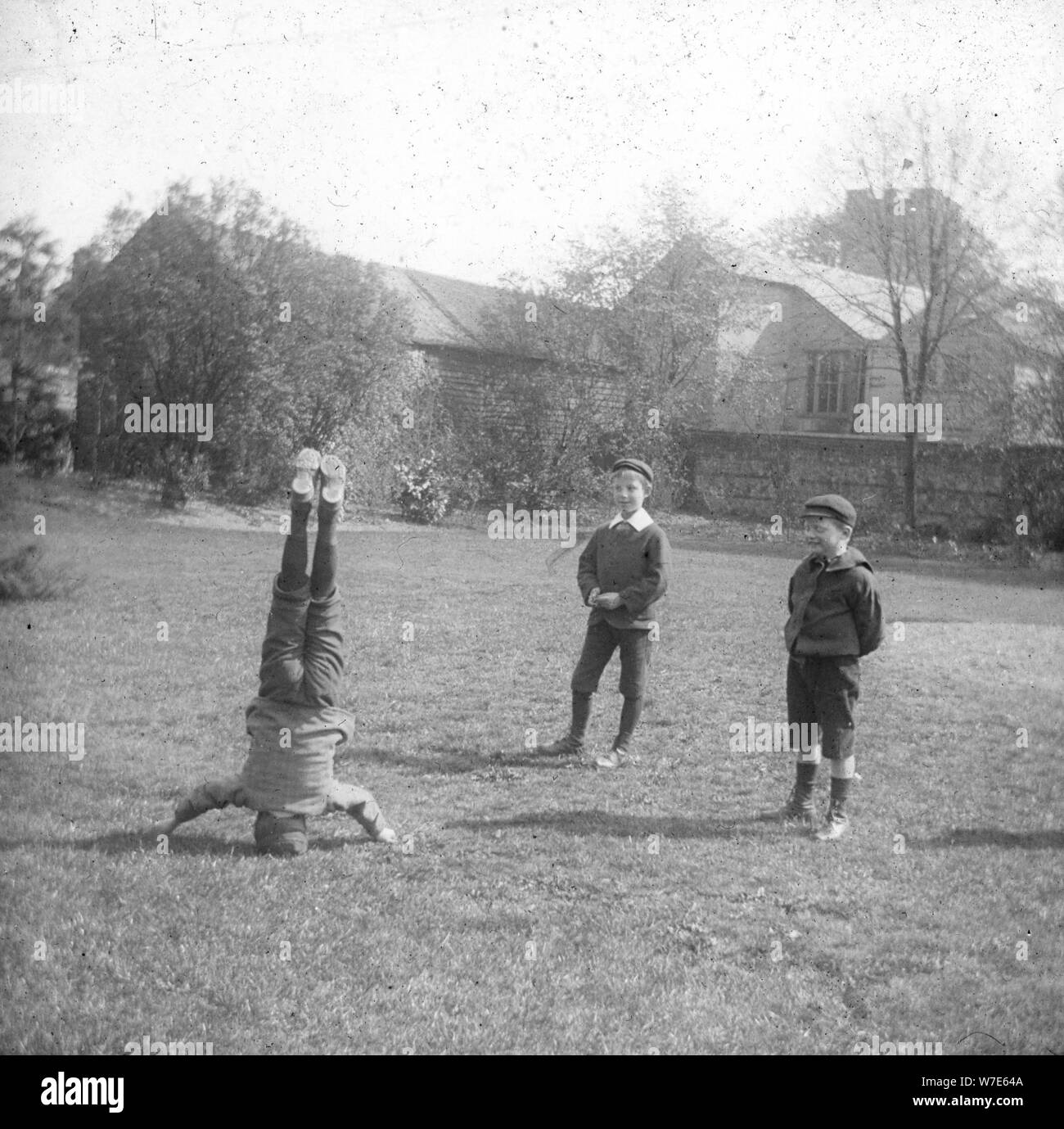 Ragazzi giocare, nei primi anni del XX secolo(?). Artista: sconosciuto Foto Stock
