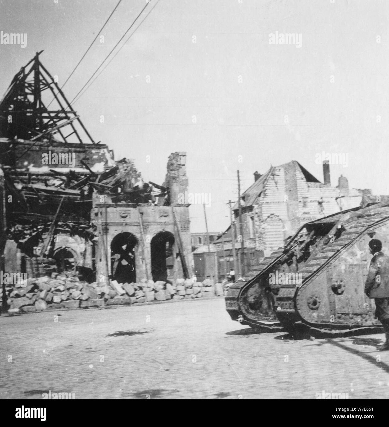 Serbatoio britannico di fronte di edifici in rovina, Peronne, Francia, guerra mondiale I, C1916-c1918. Artista: Nightingale & Co Foto Stock