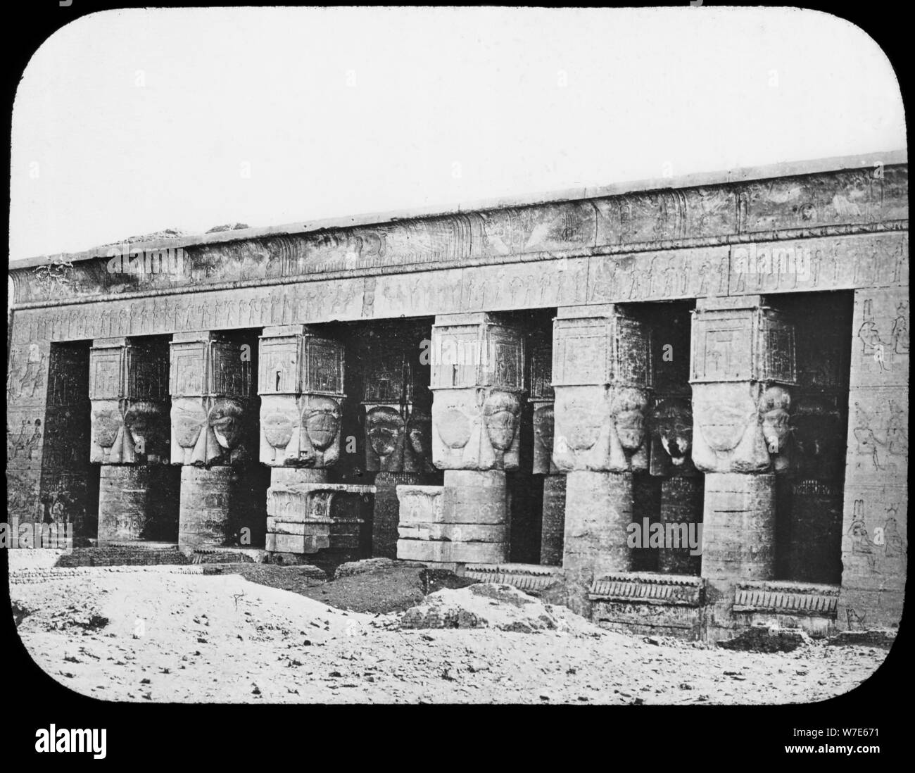 Tempio di Hathor, Dendera, Egitto, c1890. Artista: Newton & Co Foto Stock