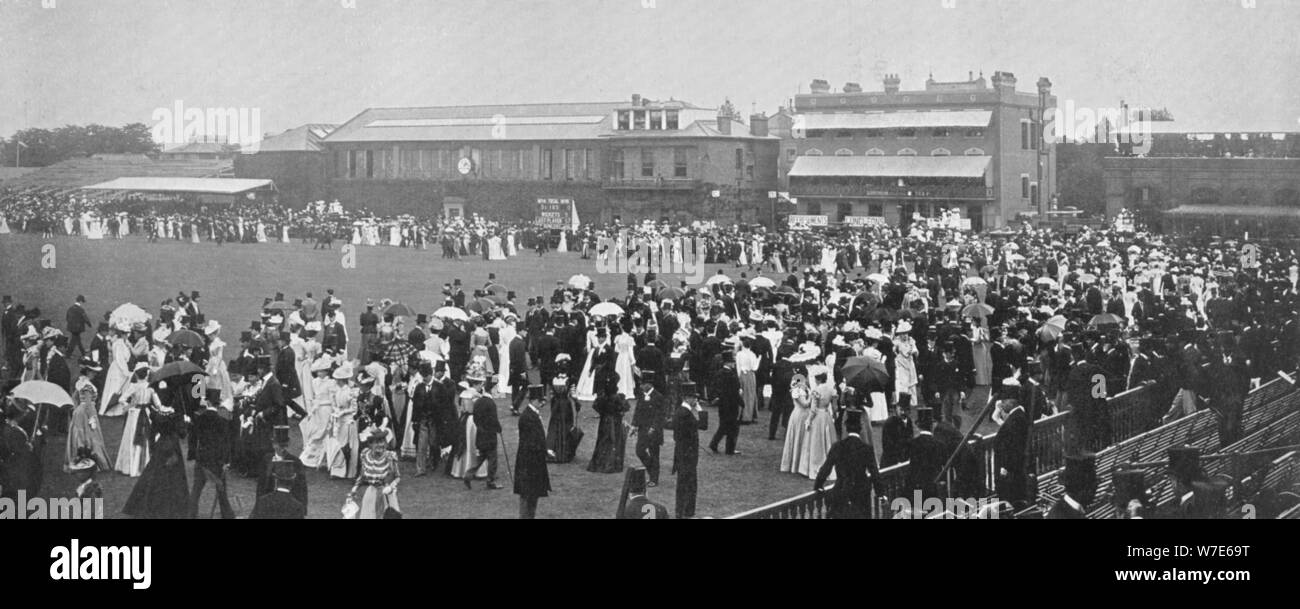 Il Lord's Cricket Ground, l'intervallo del pranzo, Londra, c1899. Artista: RW Thomas Foto Stock