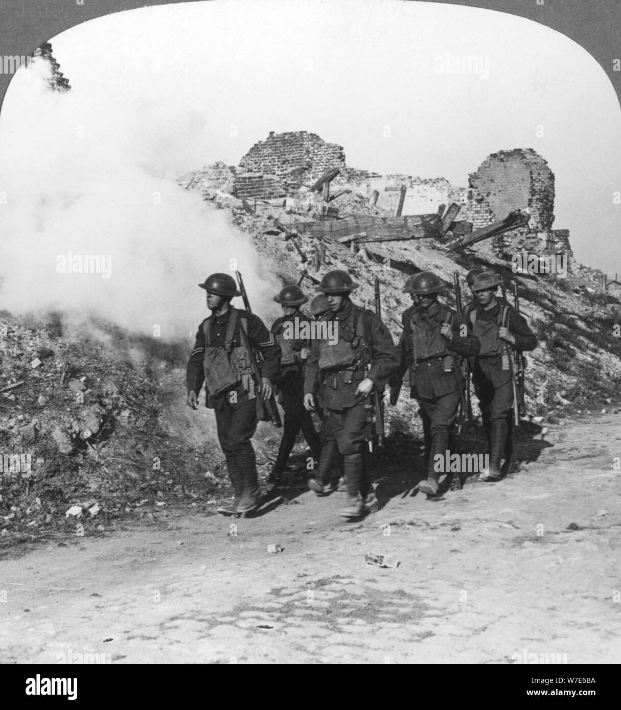 Truppe passando le rovine di Monchy sulla strada fino alla linea, Francia, guerra mondiale I, C1914-c1918. Artista: realistico Viaggi Editori Foto Stock