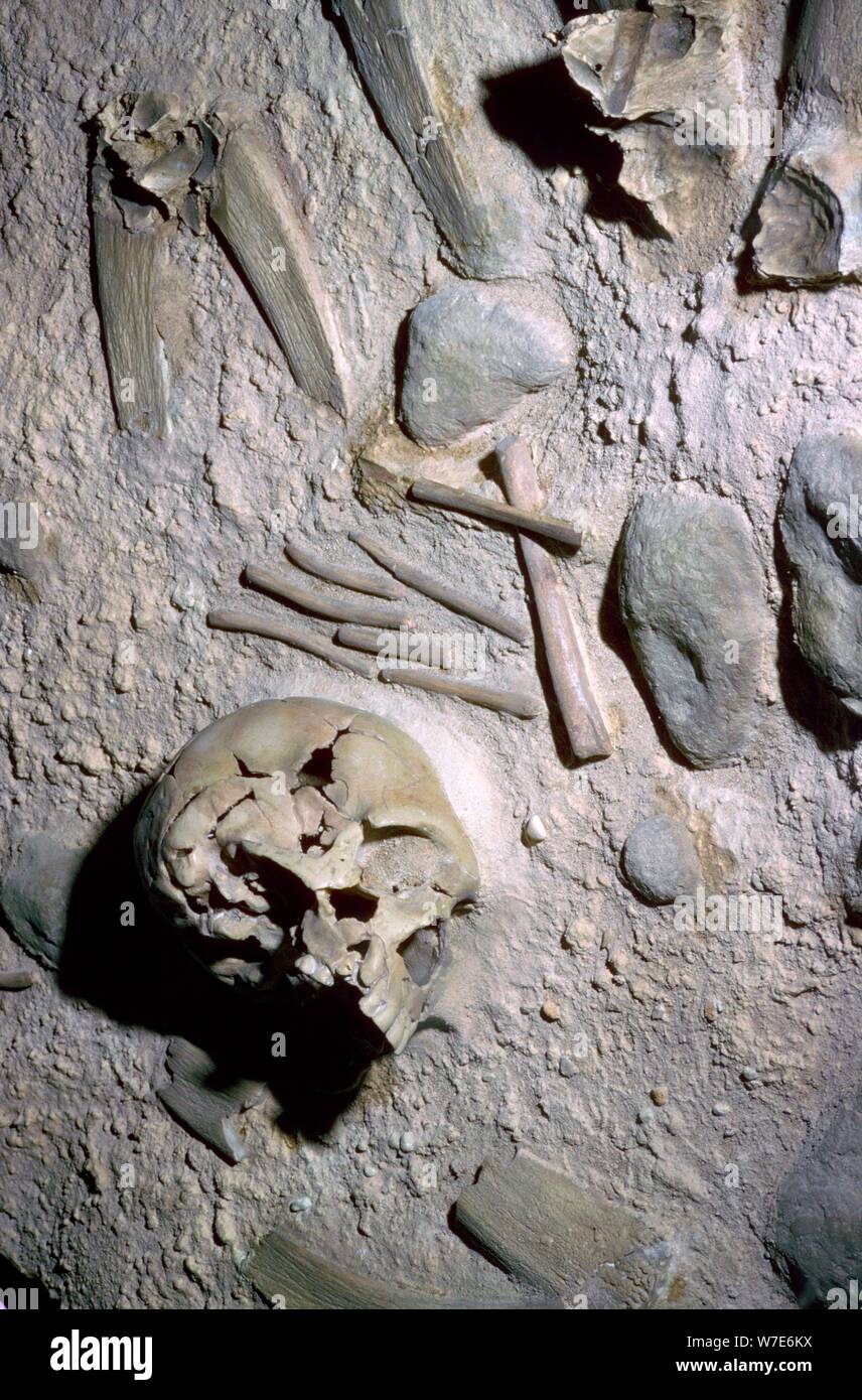 La ricostruzione di un alto stato di sepoltura di Neanderthal in Asia centrale. Artista: sconosciuto Foto Stock