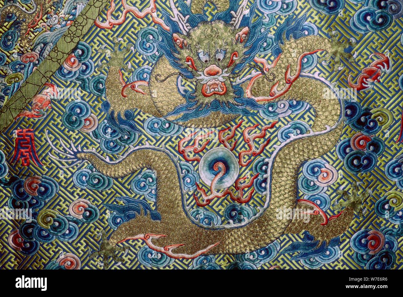 Drago in un diciannovesimo secolo Corte Robe, xix secolo. Artista: sconosciuto Foto Stock