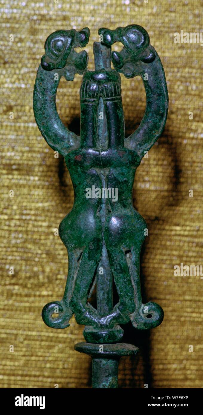 In bronzo standard Terminale per tenda con due felini, Luristan cultura, dall'Iran occidentale, c10-VII secolo A.C. Artista: sconosciuto Foto Stock