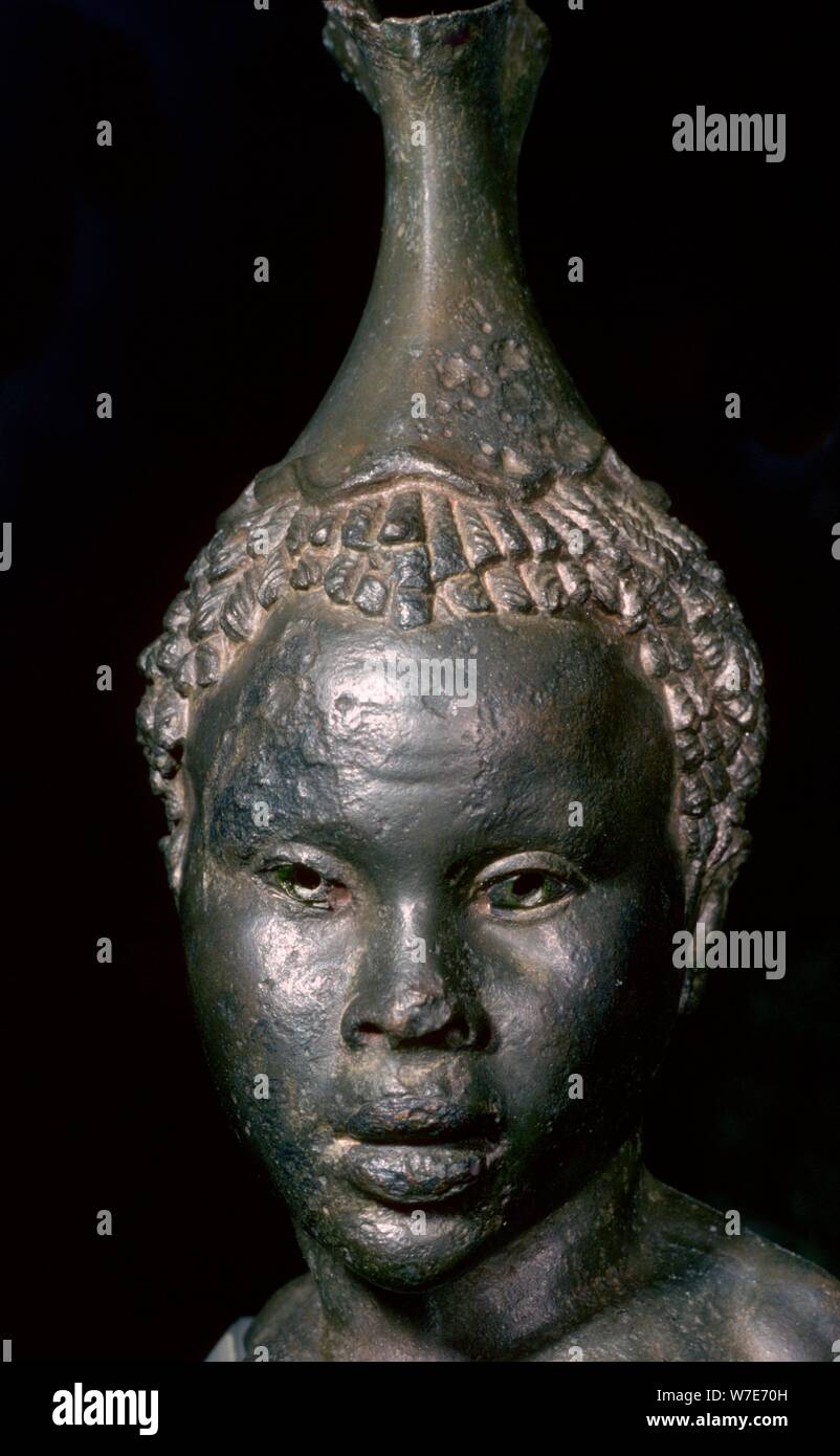 Vaso di bronzo a forma di testa di una giovane donna africana. Artista: sconosciuto Foto Stock