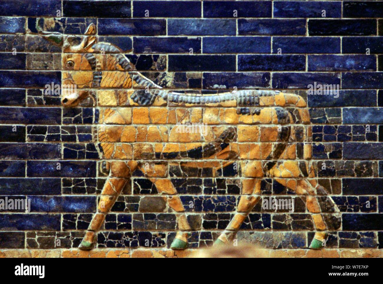 In mattoni smaltati rilievo di un toro sulla Via Sacra che conduce alla porta di Ishtar, Babilonia, c580 BC. Artista: sconosciuto Foto Stock