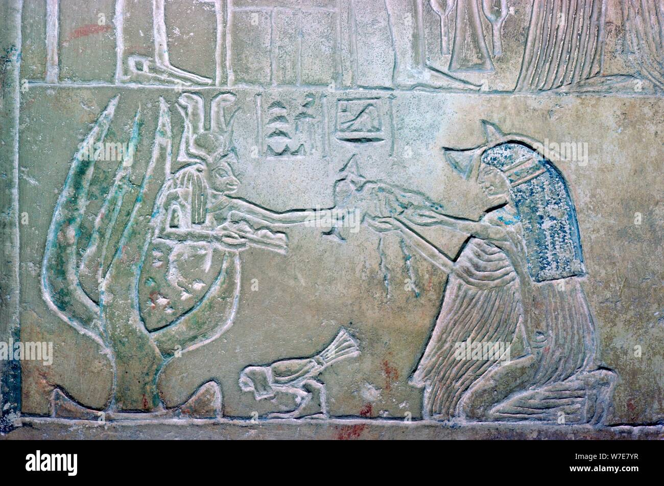 Rilievo egiziano che mostra una donna morta e Hathor. Artista: sconosciuto Foto Stock
