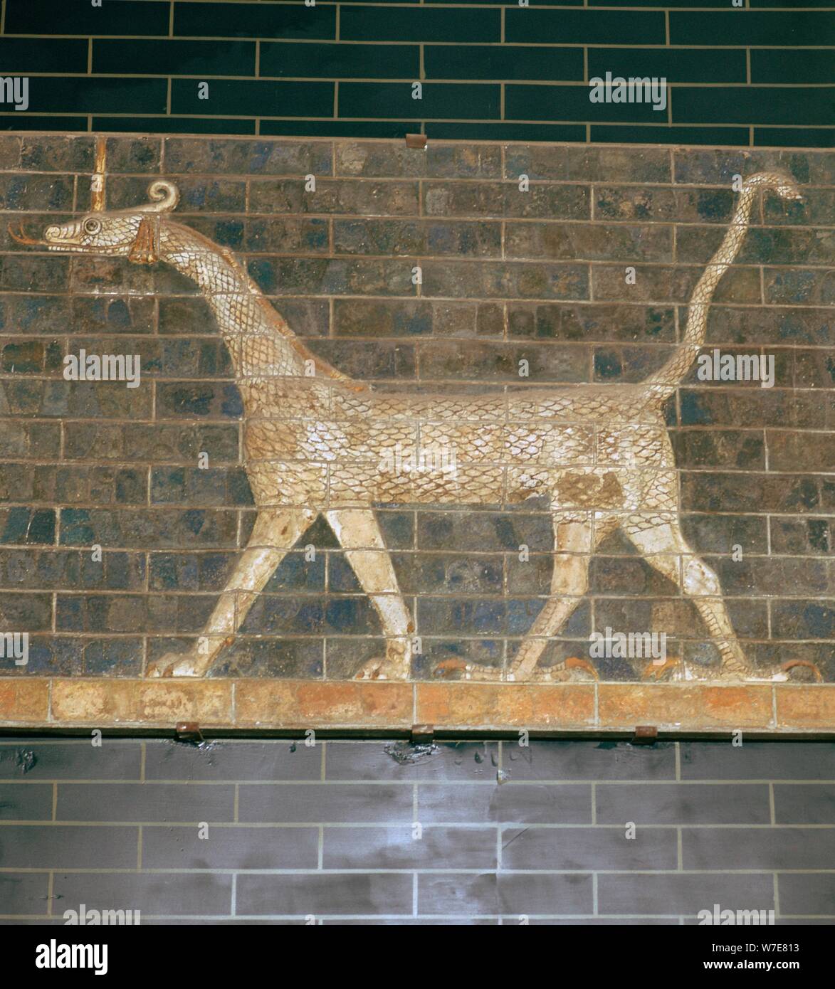 In mattoni smaltati rilievo di un mushrushu sul Ishtar Gate, VII secolo a.c. Artista: sconosciuto Foto Stock