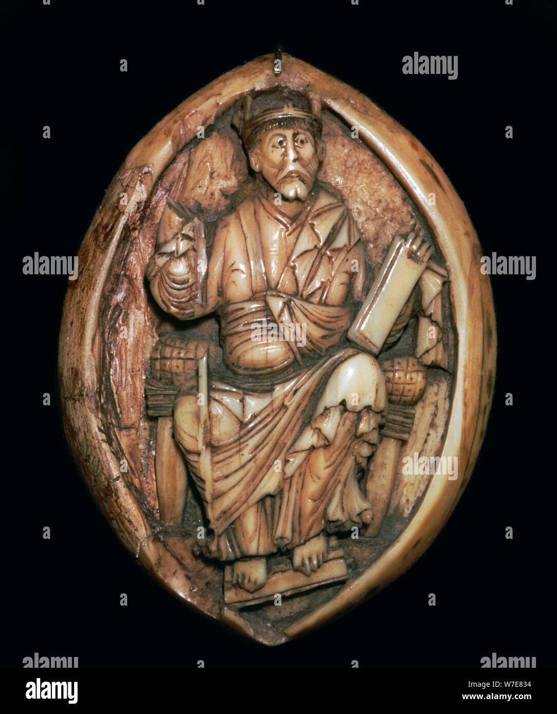 Carving anglosassone di un uomo per scrivere un libro, decimo secolo. Artista: sconosciuto Foto Stock