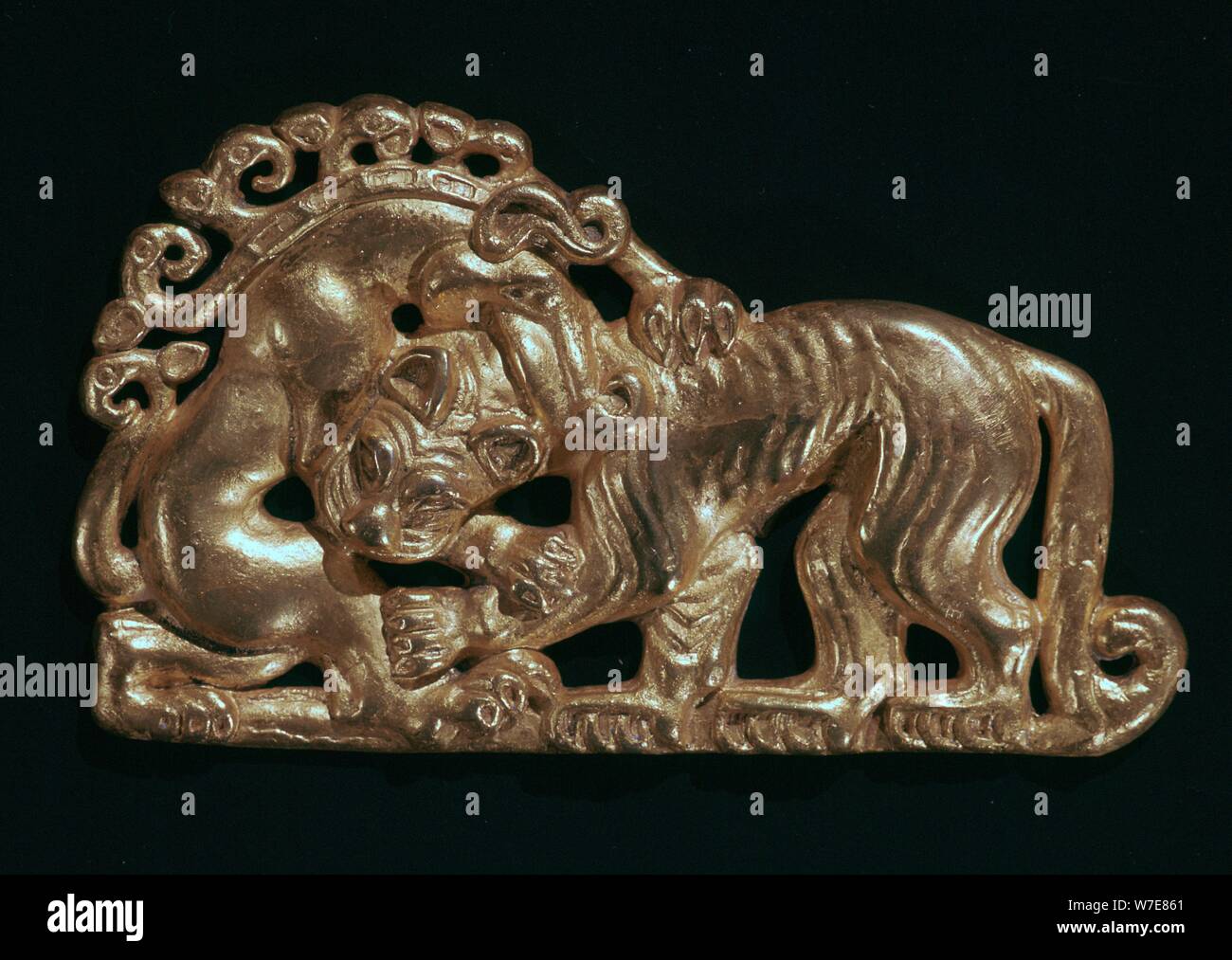 Oro Sarmatian open-placca di lavoro mostra una tigre e fantastica bestia. Artista: sconosciuto Foto Stock