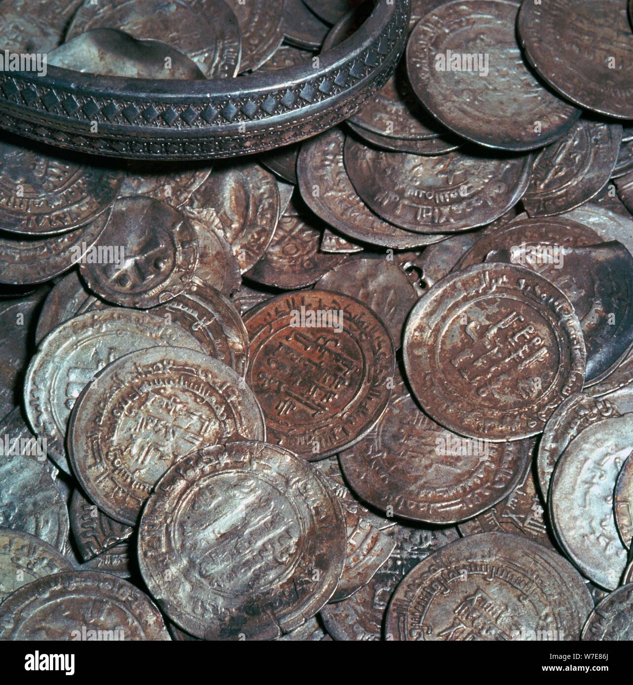 Tesoro di argento con monete in arabo da un Vichingo tomba. Artista: sconosciuto Foto Stock