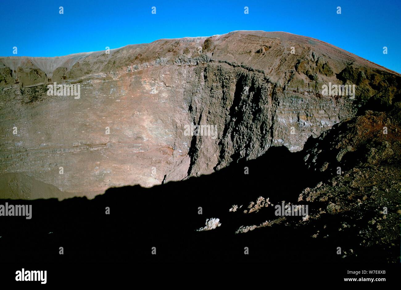 Vista del cratere del Vesuvio. Artista: sconosciuto Foto Stock