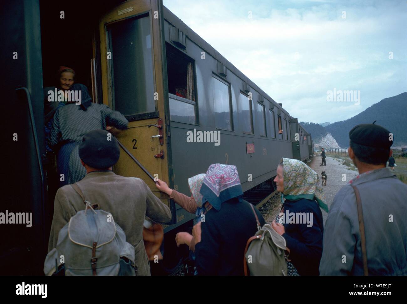 La popolazione locale di salire a bordo di un treno in Czechslovakia. Artista: CM Dixon Artista: sconosciuto Foto Stock