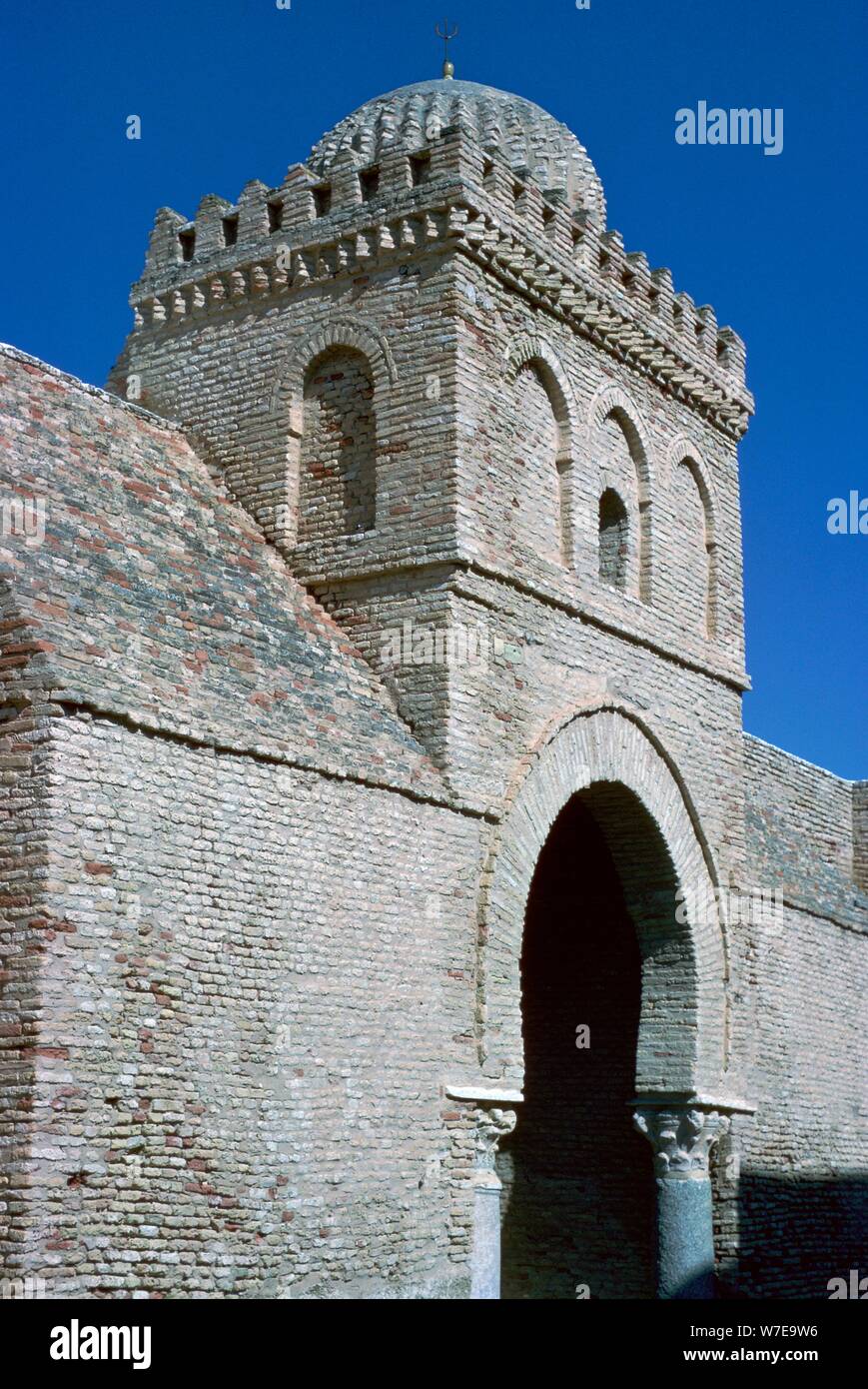 Tower Gateway e nel cortile della Grande Moschea di Kairouan, IX secolo. Artista: sconosciuto Foto Stock