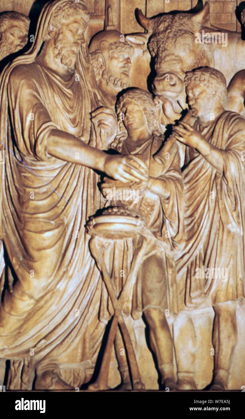 Rilievo dell'imperatore romano Marco Aurelio facendo un sacrificio di stato, II secolo. Artista: sconosciuto Foto Stock