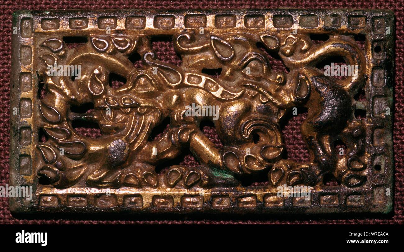 Bronzo cinese-cintura fibbia con animali in combattimento, del V secolo A.C. Artista: sconosciuto Foto Stock