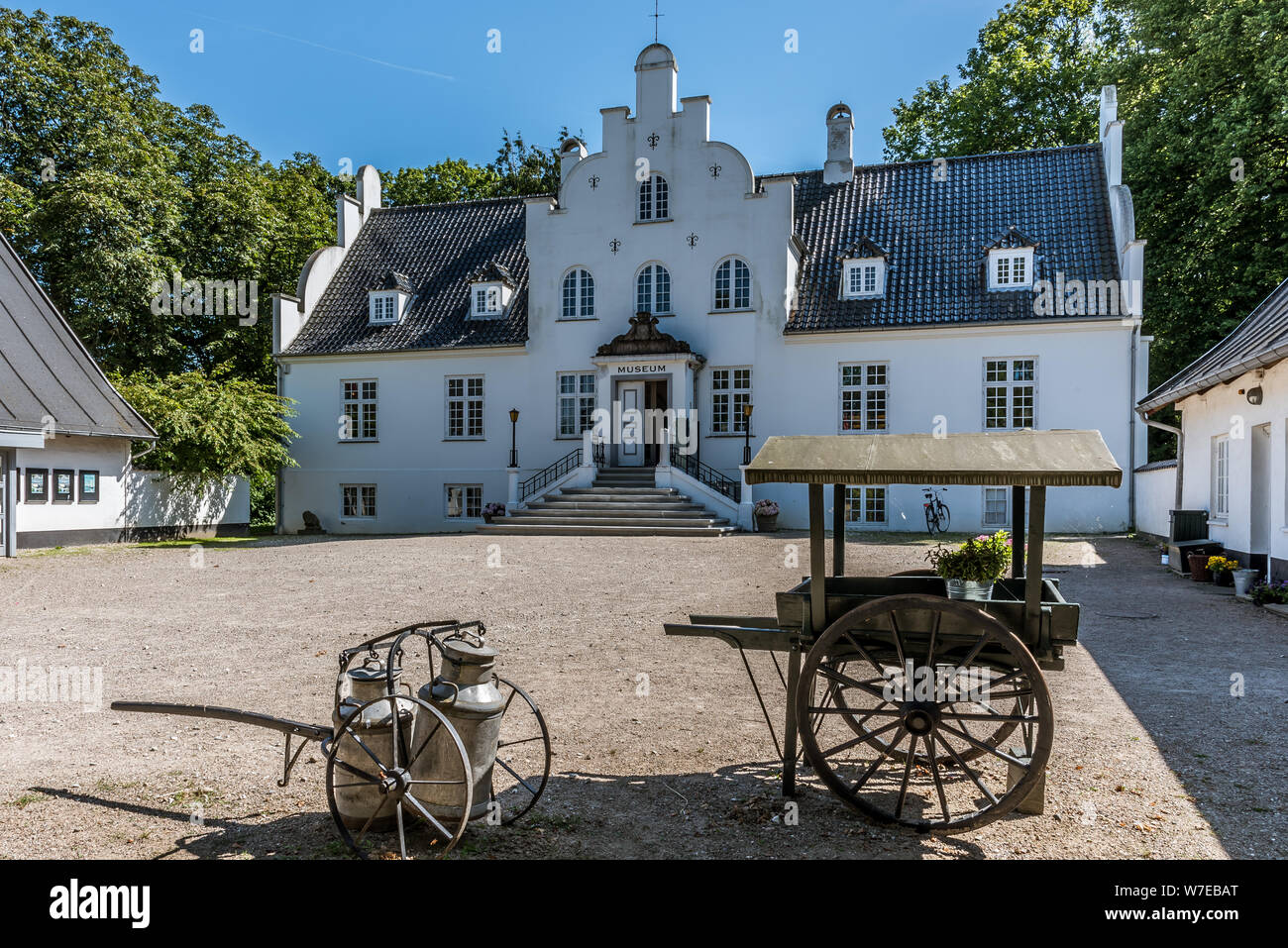 Oggetti di Antiquariato di fronte Flynderupgård, un Manor House e il museo nell'isola danese Sealand Danimarca, 18 luglio. 2019 Foto Stock