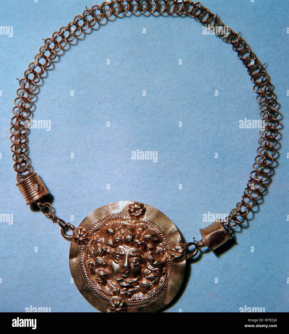 Roman gold pendente di una gorgone la testa, 2° secolo. Artista: sconosciuto Foto Stock