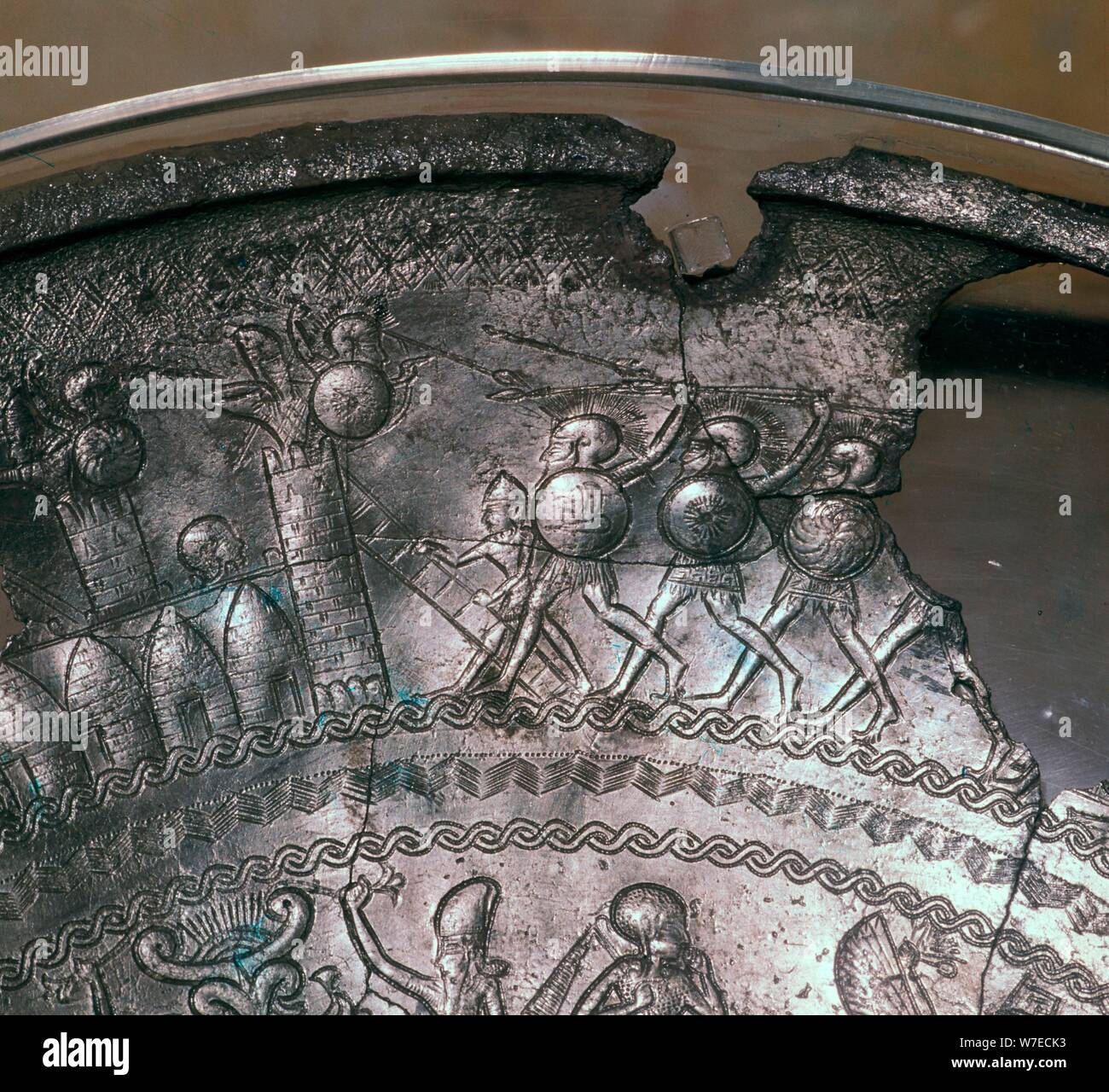 Dettaglio di un fenicio la coppa d'argento che mostra i soldati di attaccare una città, VII secolo A.C. Artista: sconosciuto Foto Stock