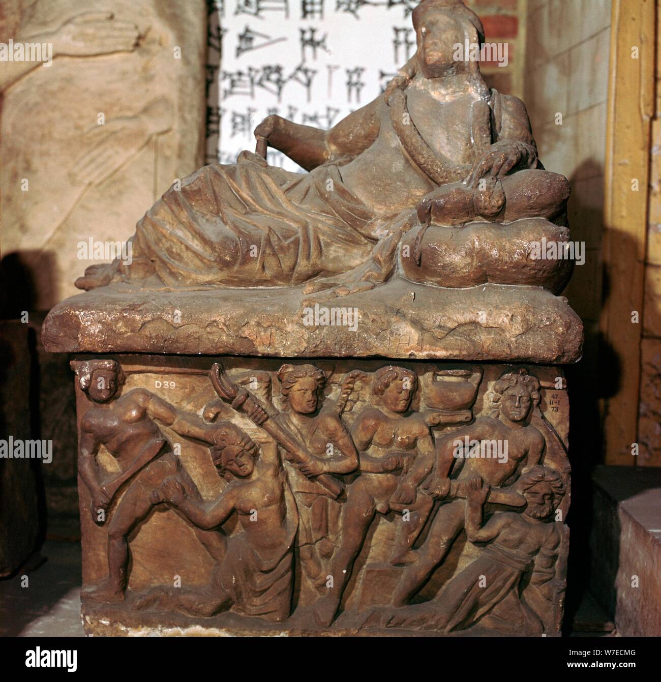 Sarcofago etrusco che mostra una scena di battaglia. Artista: sconosciuto Foto Stock