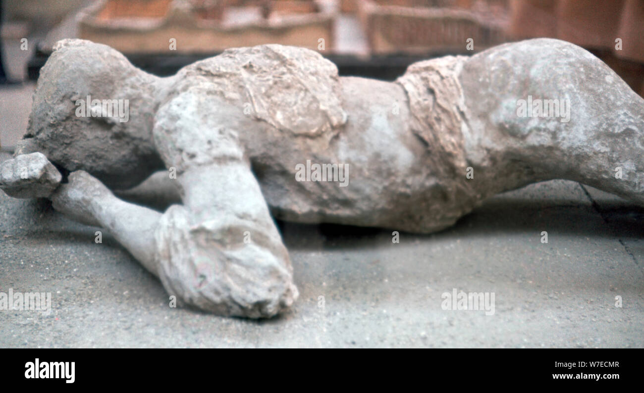 Cast di una giovane donna che morì in eruzione del Vesuvio, 1 ° secolo. Artista: sconosciuto Foto Stock