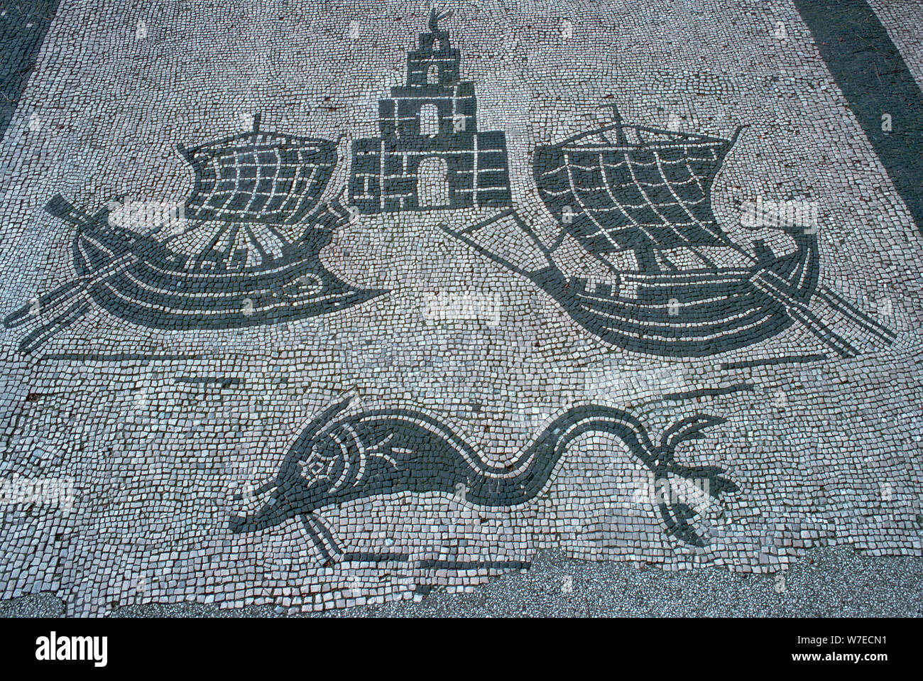 Mosaico romano di due navi, una casa di luce e un delfino, 2° secolo. Artista: sconosciuto Foto Stock