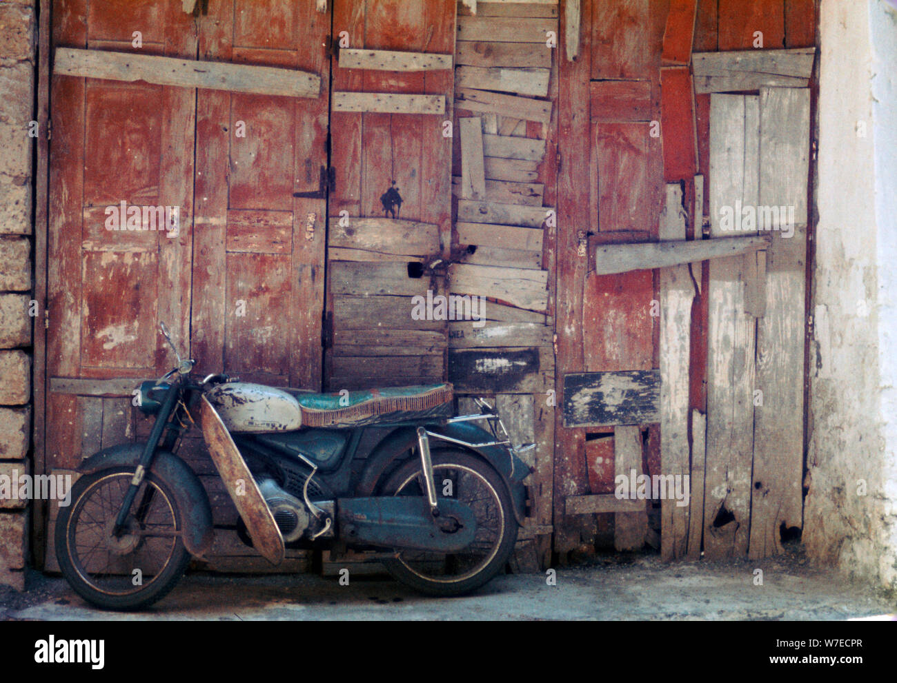 Motocicletta nelle strade di La Canea. Artista: sconosciuto Foto Stock