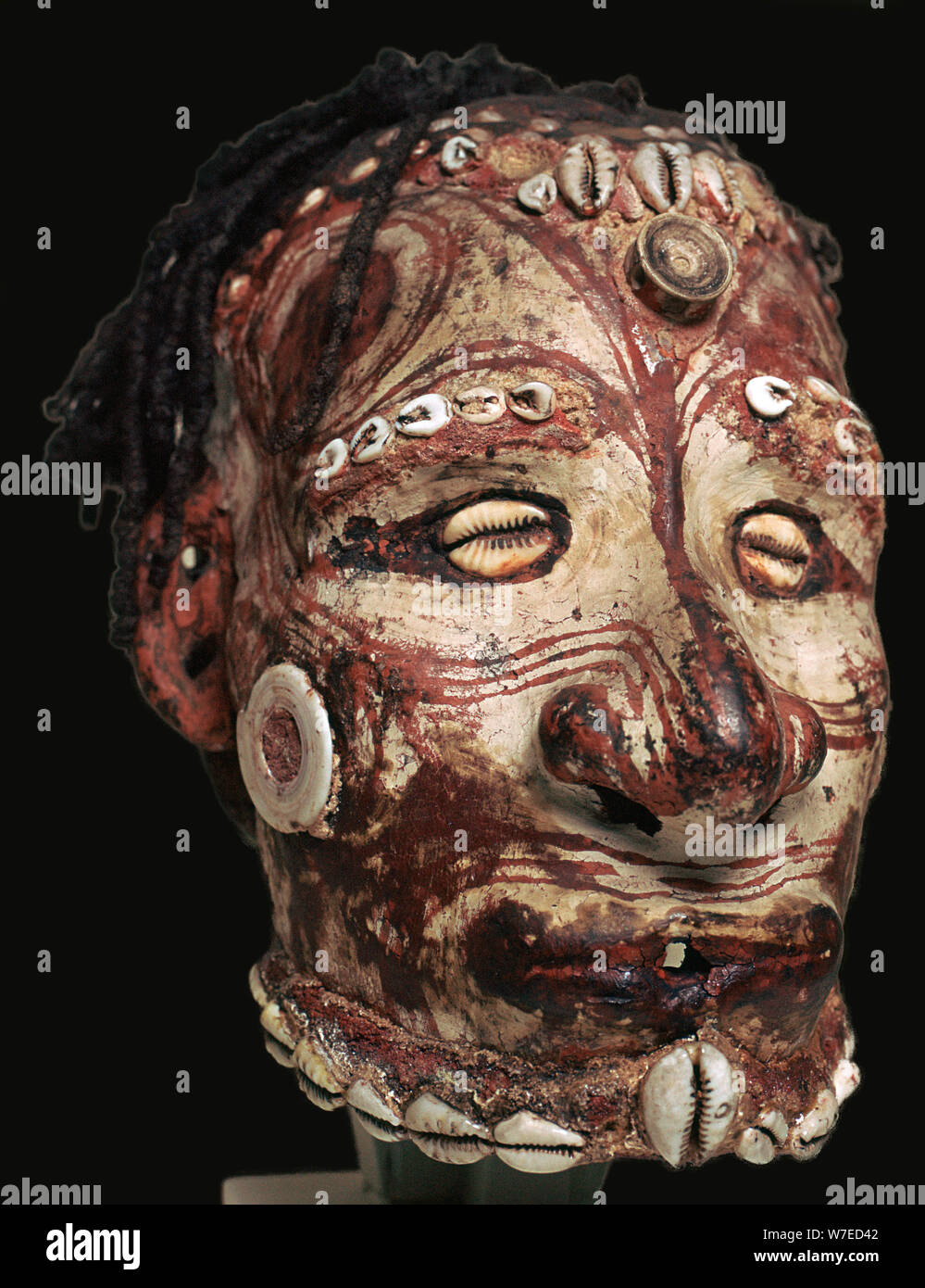 Cranio umano con caratteristiche modellate in argilla e dipinto, dalla Nuova Guinea. Artista: sconosciuto Foto Stock