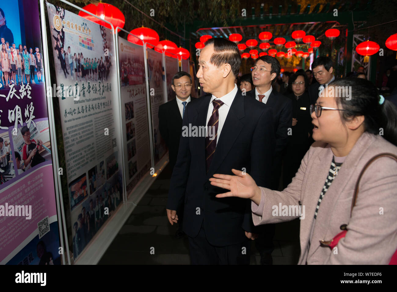 Wang Jiarui, Vice Presidente della la Conferenza consultiva politica del popolo cinese, Presidente della Cina Soong Ching Ling Foundation, sinistra, frequenta un c Foto Stock