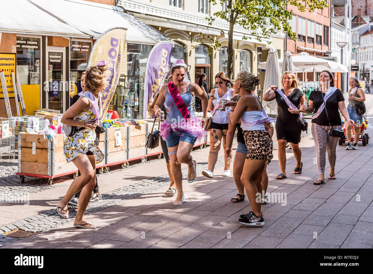 Un partito di gallina per la sposa di essere in una via pedonale di Hillerod, Danimarca, 3 Agosto 2019 Foto Stock