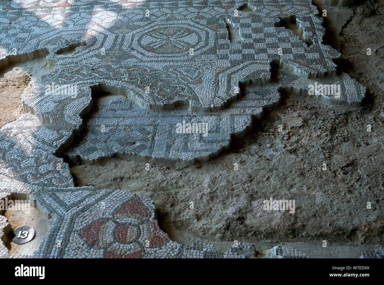 Medusa - mosaico di testa prevista su un precedente mosaico del III secolo. Artista: sconosciuto Foto Stock