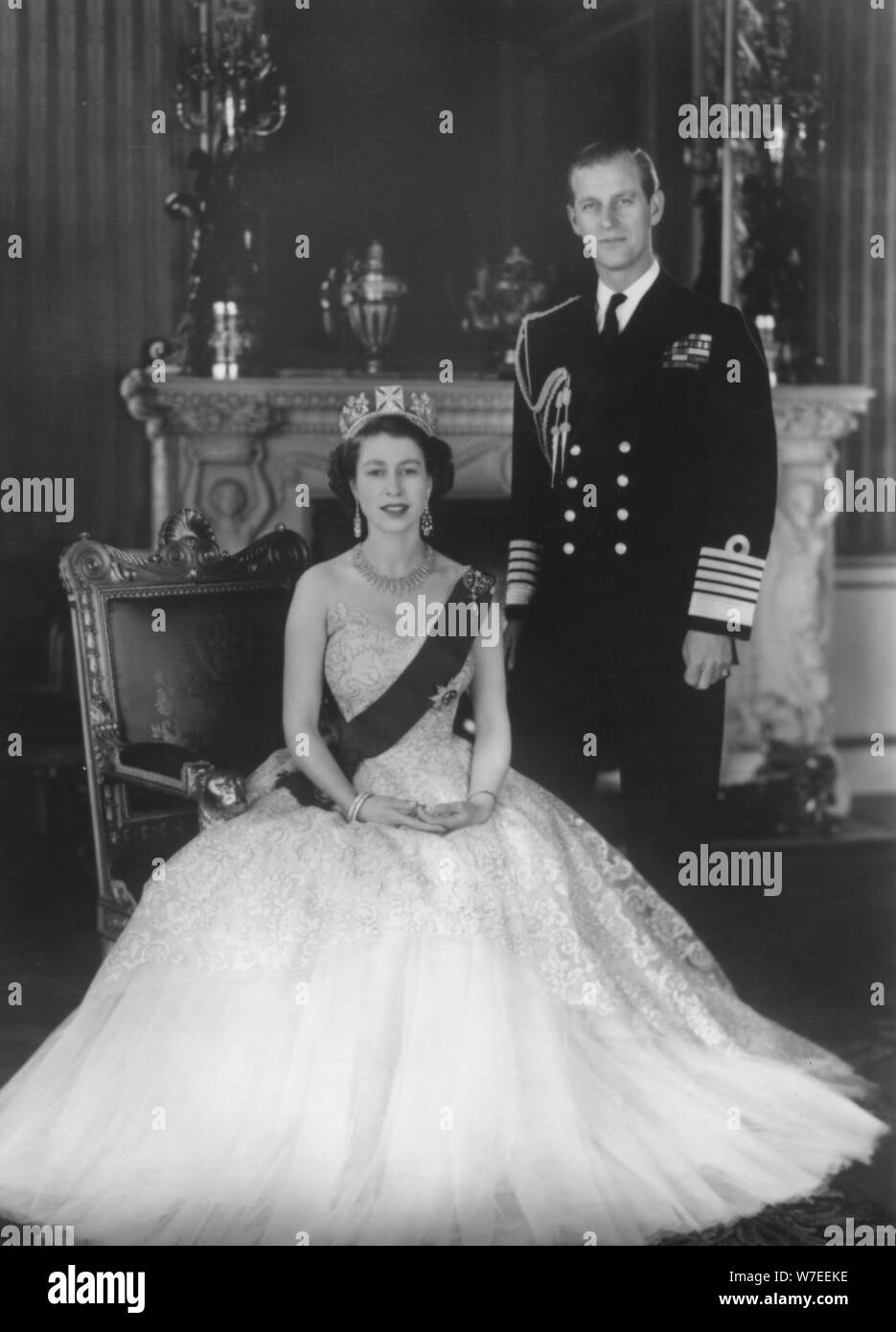Sua Maestà la Regina Elisabetta II e di S.A.R. il Duca di Edimburgo a Buckingham Palace, 12 marzo 1953. Artista: Sterling Henry Nahum Baron Foto Stock