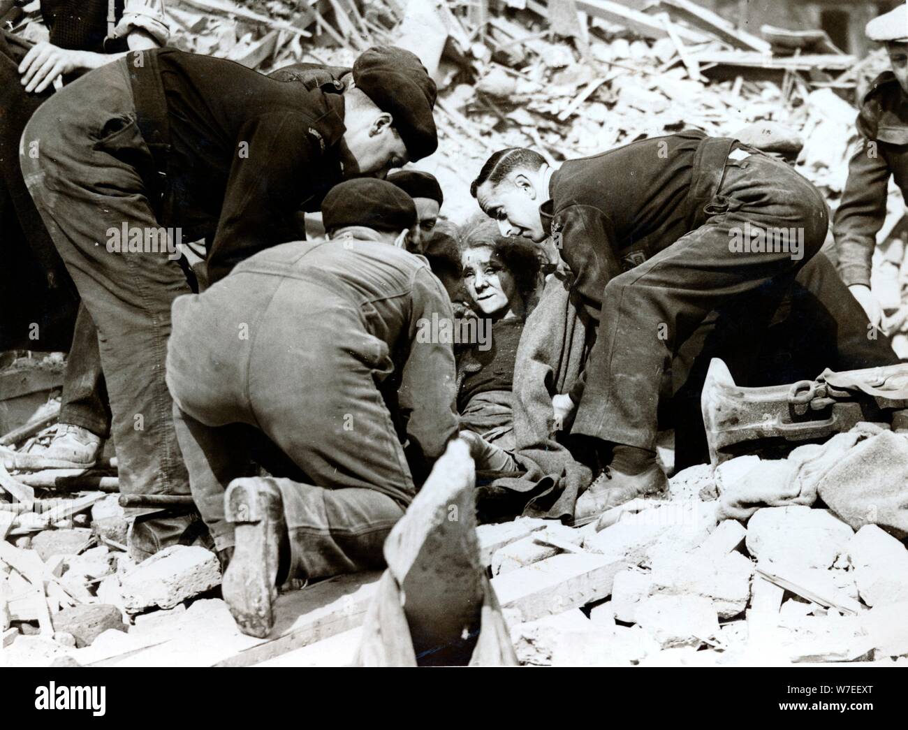 Scena di salvataggio dopo una notte tedesca air raid su Londra, la II Guerra Mondiale, 22 marzo 1944. Artista: sconosciuto Foto Stock