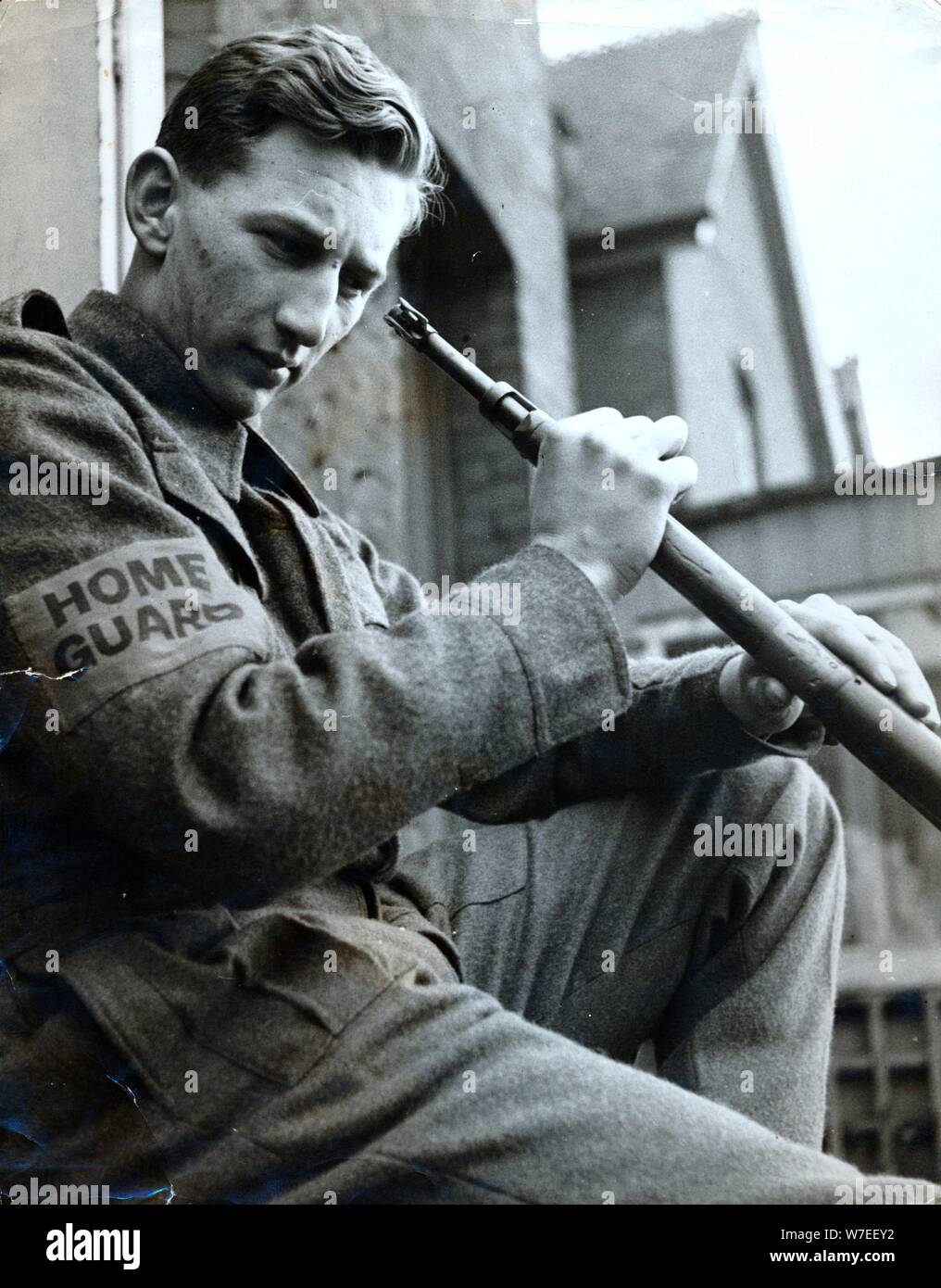 British Home soldato di guardia pulendo il suo fucile, la II Guerra Mondiale, C1940-c1944. Artista: sconosciuto Foto Stock