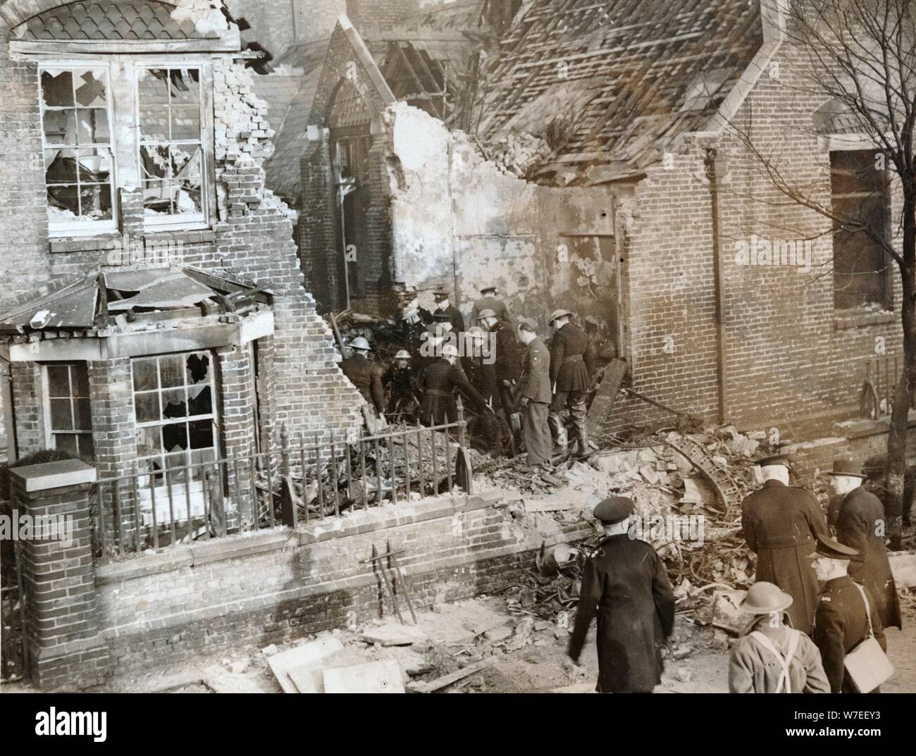 Casa danneggiata da un crash aereo RAF, Leytonstone, Londra, la II Guerra Mondiale, 11 febbraio 1942. Artista: sconosciuto Foto Stock