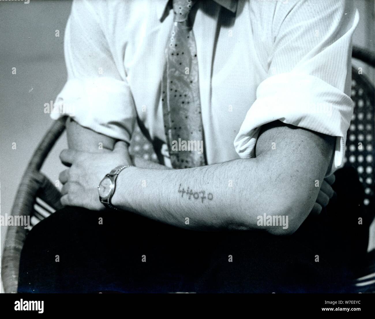 Dr Vrba visualizza il suo Auschwitz numero carcerario, c1940s(?). Artista: sconosciuto Foto Stock
