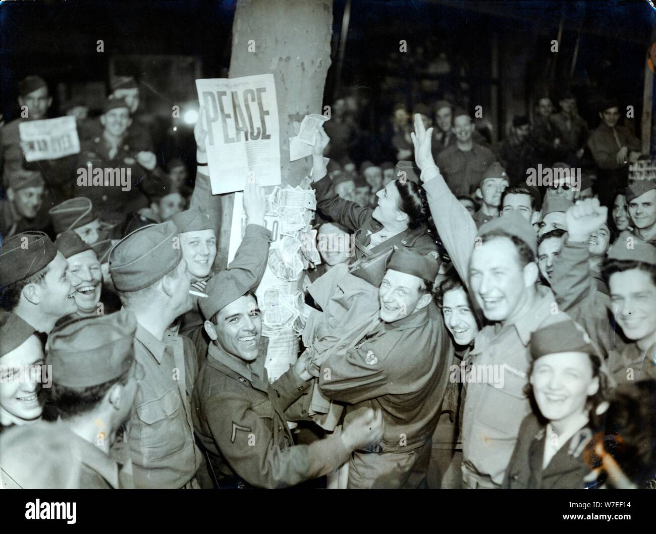 Soldati americani celebrando la rinuncia del Giappone, Parigi, la II Guerra Mondiale, Agosto 1945. Artista: sconosciuto Foto Stock