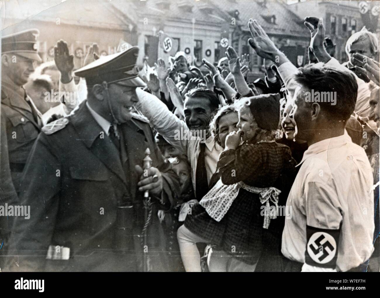 Hermann Göring, Nazista Tedesco politico e leader militare, tenendo la salute, c1930s-c1940s. Artista: sconosciuto Foto Stock