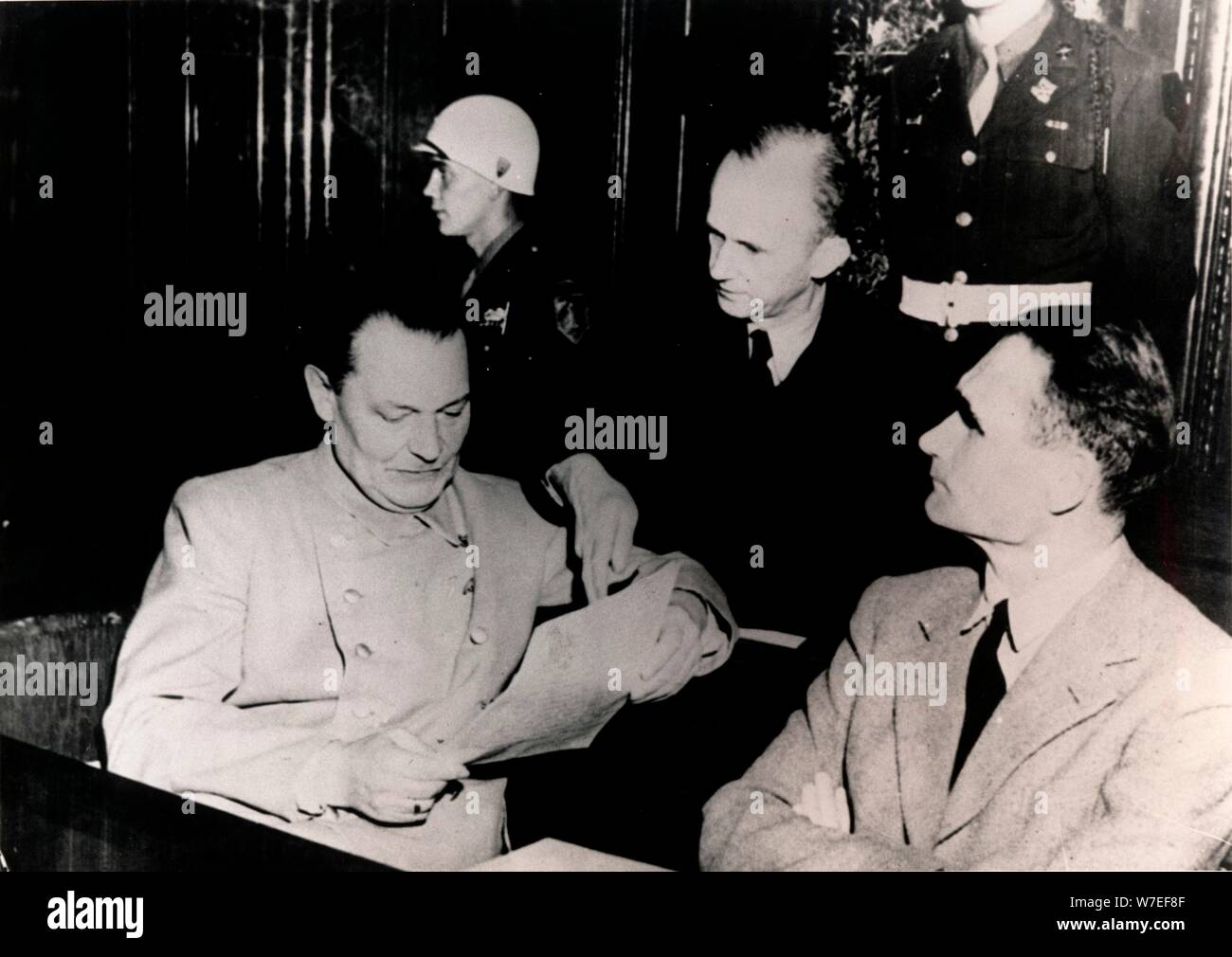 Leader nazista Hermann Göring e Rudolf Hess al processo di Norimberga, Germania, C1945-c1946. Artista: sconosciuto Foto Stock