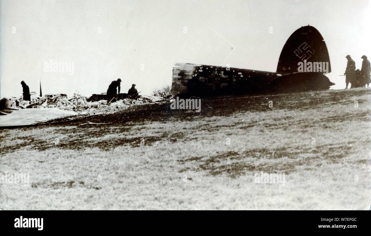 Un bombardiere tedesco abbattuto sulla costa inglese. Artista: sconosciuto Foto Stock