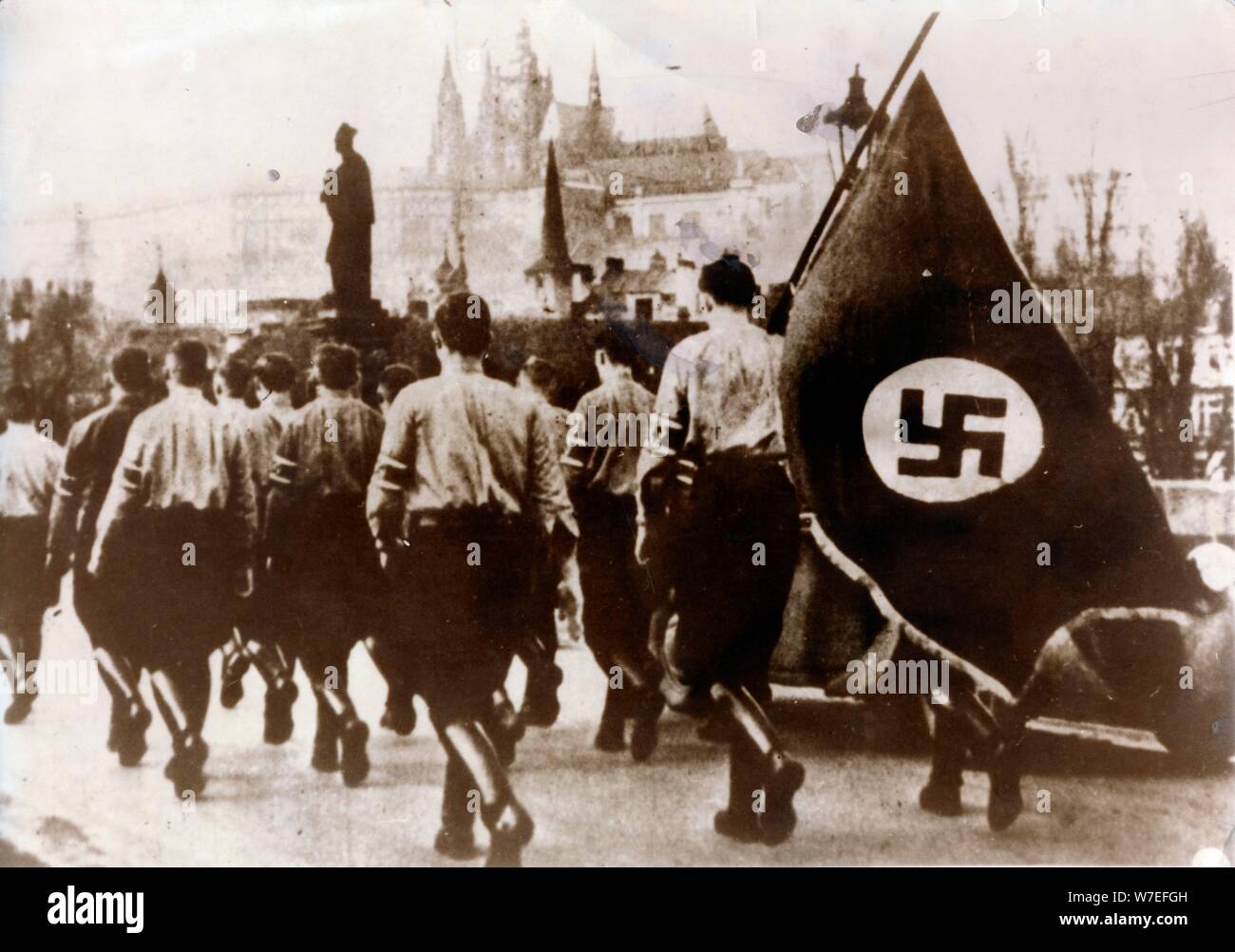 Truppe tedesche entrare a Praga sul Ponte Carlo, 15 marzo 1939. Artista: sconosciuto Foto Stock