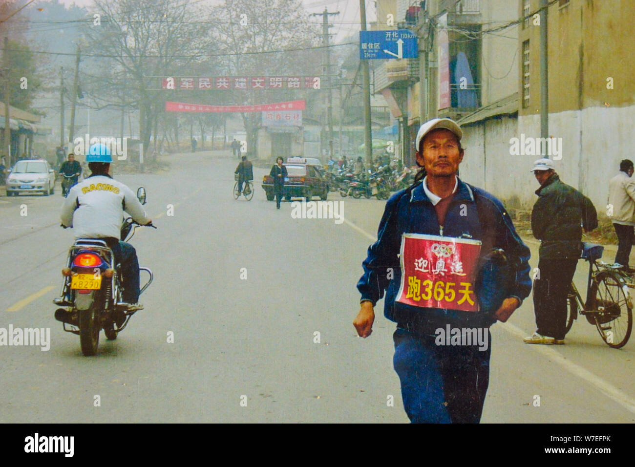 (190806) -- CHANGCHUN, il 6 agosto 2019 (Xinhua) -- alto e sottile, con un ovvio di barba e un impressionante e fiorito di cotone imbottito camicia rossa, 63-anno-vecchio Xi Zhanyu tagliare una cifra distintiva in esecuzione nel campo nelle zone rurali Taku Village, vicino la Cina del nord-est della città di Changchun. "I vestiti apparteneva a mia moglie tardiva Xia Shuyun. Volevo correre con lei.' Xi ha detto. Nel 2015, Xia è stato diagnosticato un cancro ai polmoni. Quando morì, Xia sentito aveva ancora molto da realizzare. "Poi ho iniziato a vedere se mi apporterebbe qualsiasi comodità," ha detto. Da allora in poi, ogni giorno, o la pioggia, gli abitanti di un villaggio sarebbe vedere Foto Stock