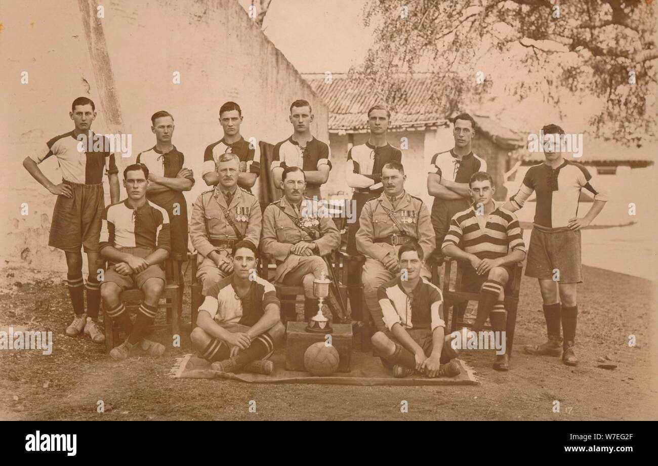 I giovani soldati della squadra di calcio del primo battaglione, la Regina della propria Royal West Kent reggimento. P Artista: sconosciuto Foto Stock